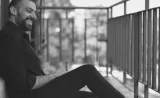 Miled Kuri durante una sesión fotográfica en blanco y negro