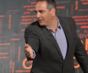 Nicolás Reyes, conferencista para eventos corporativos sobre Liderazgo Transformacional