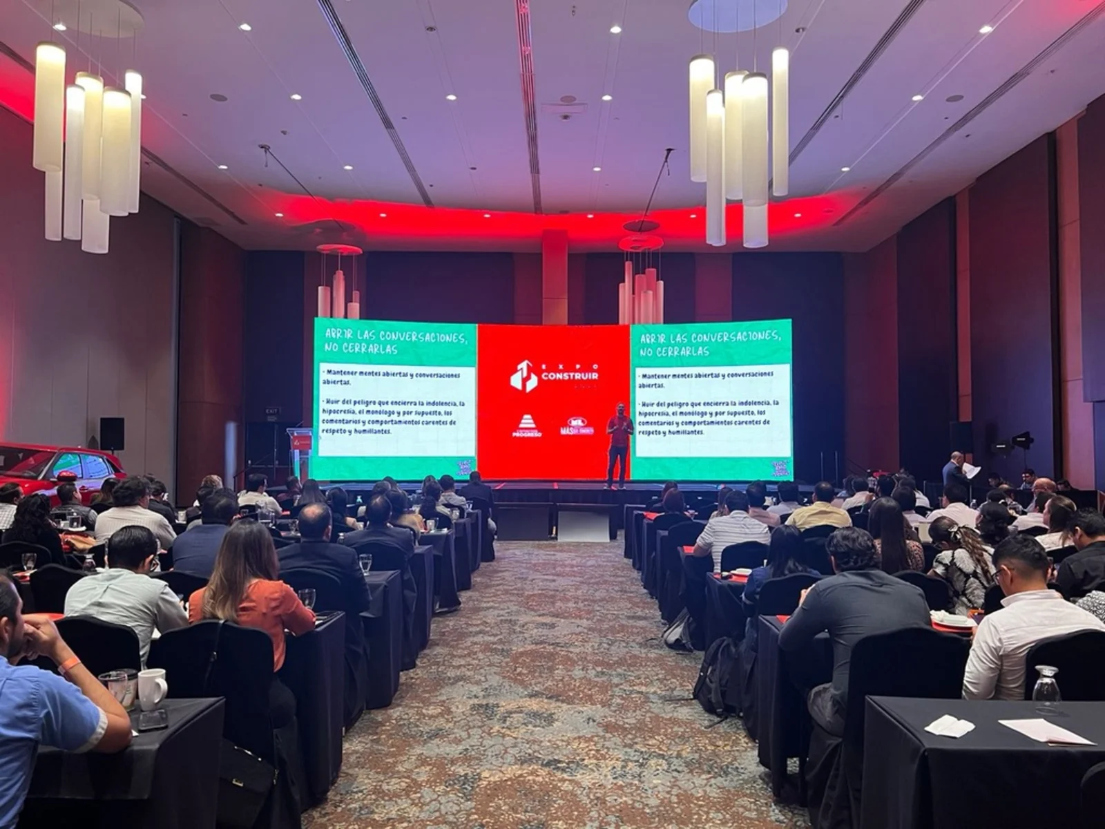 Diego Enríquez Beltranena durante una conferencia de ventas
