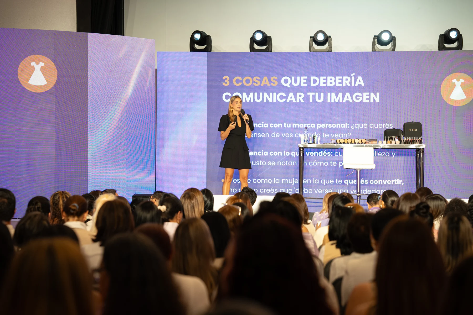 Rebeca Barzuna explicando cómo comunicar una marca personal ante una audiencia