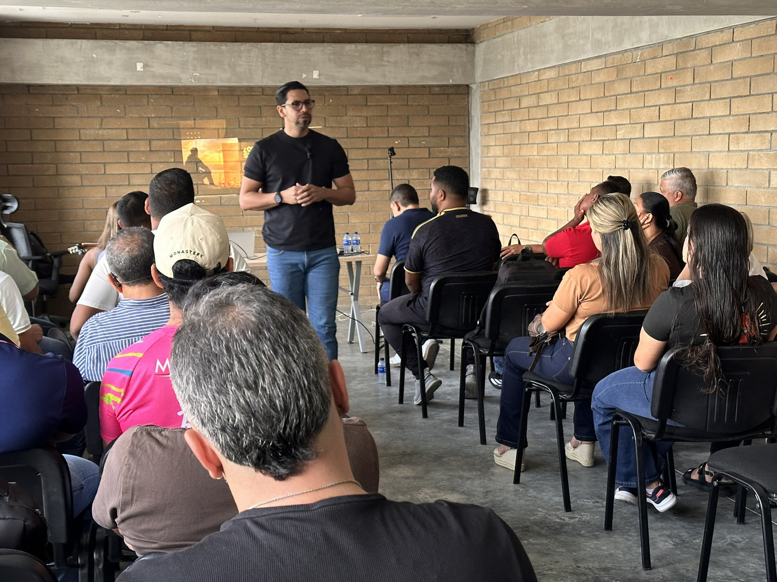 Ronald Castro durante una sesión con un equipo