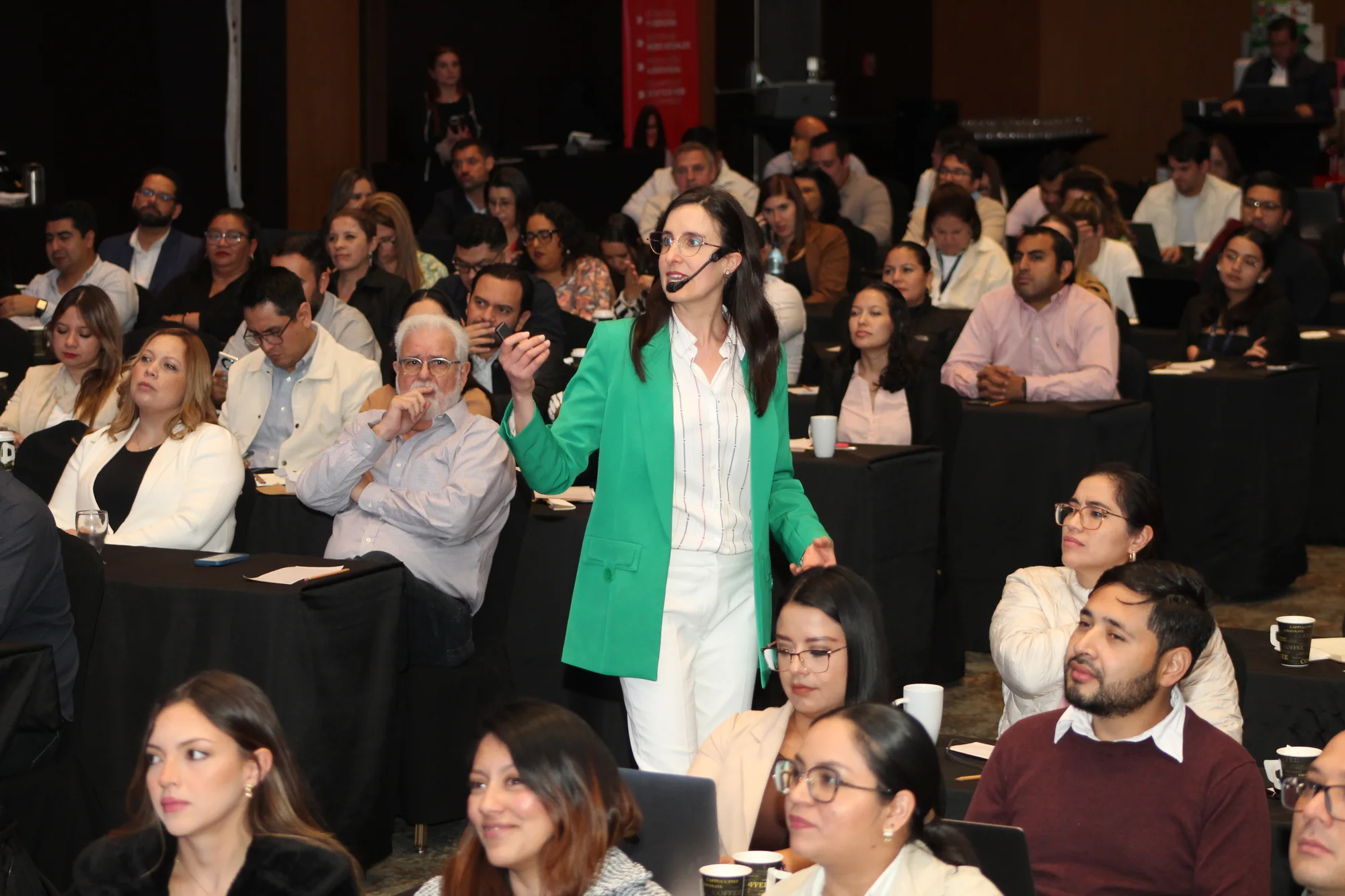 Ximena Hernández Buffa interactuando con una audiencia durante una conferencia