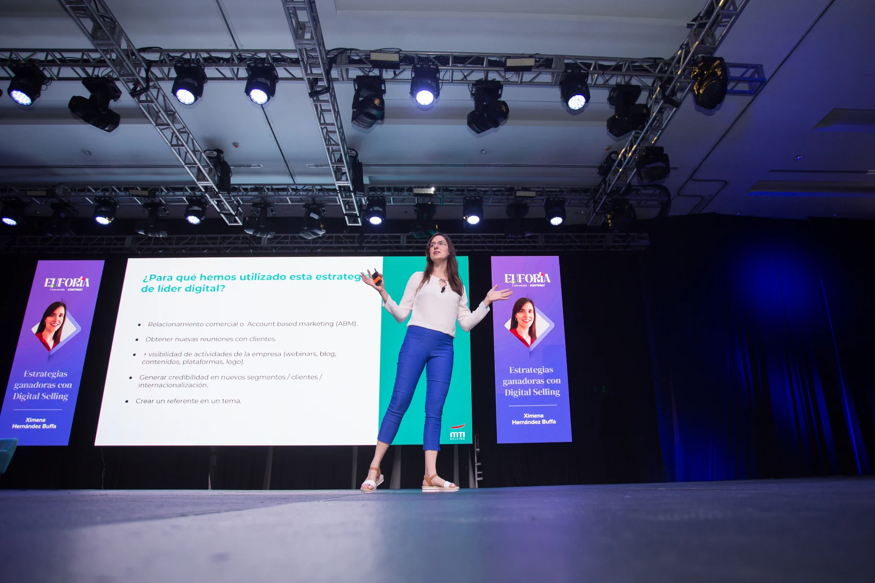 Ximena Hernández Buffa presentando una estrategia comercial en escenario