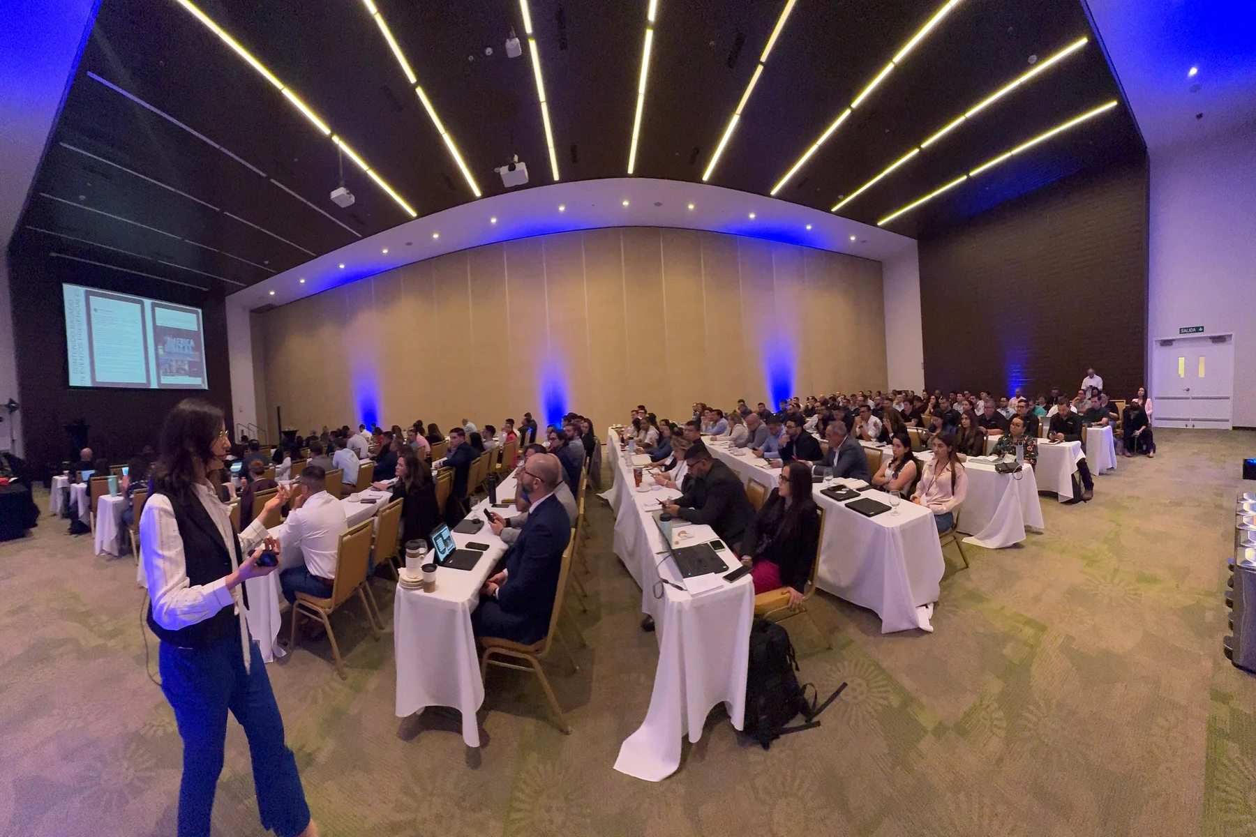 Ximena Hernández Buffa frente a una audiencia en una conferencia B2B