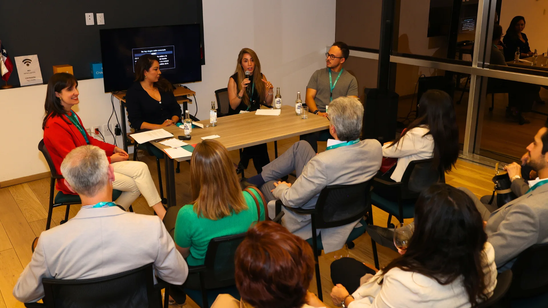 Ximena Hernández Buffa participando en un panel de negocios B2B