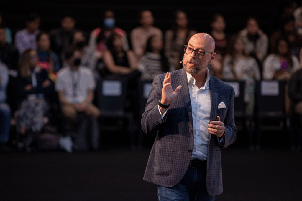Sal Barrena, conferencista para eventos corporativos sobre Liderazgo Regenerativo